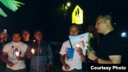 前天安门学运领袖王丹在洛杉矶追悼刘晓波(刘雅雅提供)