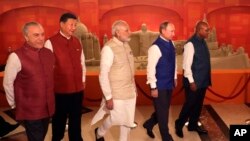 2016年10月15日，金砖国家领袖们在出席印度总理莫迪主办的晚宴前合影留念，由左至右分别是巴西总统米歇尔.特梅尔、中国领导人习近平、印度总理莫迪、俄罗斯总统普京，以及南非总统祖马。(资料照)