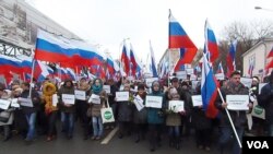 3月1日莫斯科的悼念涅姆佐夫大游行,参加者手举标语:我不害怕;我将抗争。(美国之音白桦拍摄)