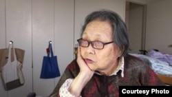 高耀洁在纽约寓所(志愿者提供)