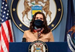 资料照片:密歇根州长办公室发布的照片显示州长惠特默在首府兰辛对本州民众讲话。(2021年4月9日)