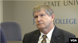 中田纳西州立大学政治学教授史蒂文·利文斯顿2018年9月24日接受美国之音采访。(美国之音莫干生拍摄)