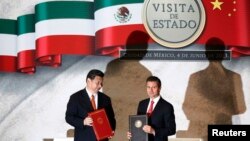 中国主席习近平和墨西哥总统涅托在记者会前各自手持文件(2013年6月4日)