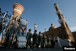 2009年7月10日,拥有防暴装备的武警把守乌鲁木齐市中心的清真寺门口