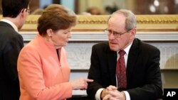 资料照:时任美国参议院小企业和创业委员会主席的共和党参议员吉姆·里施(右),与该委员会首席民主党参议员珍妮·沙欣交谈。(2017年1月24日)里施现为参议院外交关系委员会主席,沙欣为该委员会首席民主党参议员。