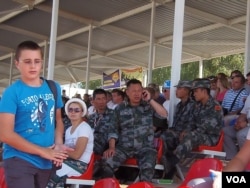 俄罗斯与中国扩大合作。去年8月俄罗斯军方主办坦克大赛,中国军队参加,在看台上的中国军官。