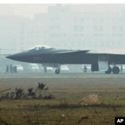 在成都停着的一架据称是中国的隐形飞机