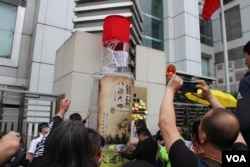 2019年4月4日“支联会”将“铭记八九六四”道具放在香港中联办门前 (美国之音记者申华拍摄)