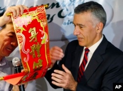 2016年2月3日，在马尼拉，有新闻工作者把中国春联送给美国驻马尼拉大使古德伯格