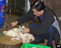 香港菜市场仍有冻鸡出售,但买者不多。