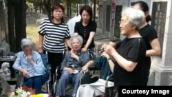 2016年6月4日,部分六四难属在北京万安公墓祭奠 27年前遇难亲人。(图片由天安门母亲提供)