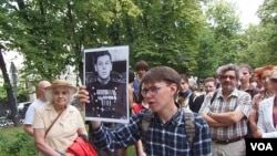 导游帕维尔手举斯大林小儿子瓦西里的照片,他曾是苏联空军中将和莫斯科军区空军司令。(美国之音白桦拍摄)