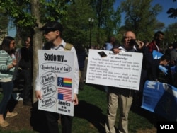 反对同性婚姻的人士在联邦最高法院法院前(美国之音亚微拍摄)