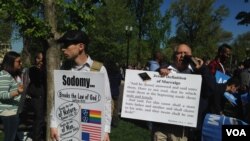 反对同性婚姻的人士在联邦最高法院法院前(美国之音亚微拍摄)