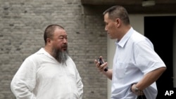 2012年6月20日浦志强律师(右)和他的当事人、艺术家艾未未交谈。