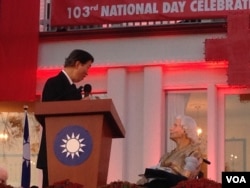 2014年10月8日参议员麦凯恩母亲出席台湾驻美代表处双十酒会庆祝仪式,时任台湾驻美代表沈吕巡介绍麦凯恩夫人。(美国之音钟辰芳拍摄)