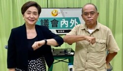 香港民意研究所副行政总裁钟剑华8月6日(右)出席民主党前主席刘慧卿的网台节目,探讨香港运动员在奥运的表现和香港人在当中产生的身份认同(美国之音/汤惠芸)