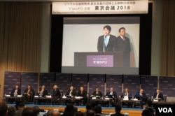 日本防卫大臣小野寺五典在论坛上发表对朝鲜动向的分析,身后是保镖(美国之音歌篮拍摄)