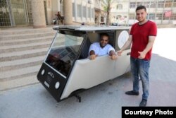 加沙地带爱兹哈尔大学的工科学生哈利德·巴达维尔和贾马尔·麦卡蒂(爱兹哈尔大学图片)