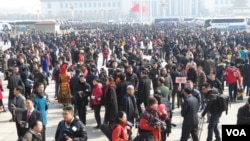 中国第十二届全国人民代表大会第三次会议3月5日在北京人民大会堂开幕,图为现场人潮。(美国之音东方拍摄)