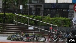 被刮到在地的自行车(美国之音杨明拍摄)