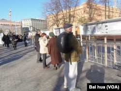 在秘密警察克格勃大楼前的广场上还举行了展览,介绍莫斯科市在大清洗期间的有关历史 (美国之音白桦拍摄)