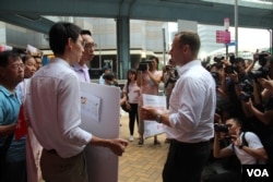 2019年5月23日,德国驻港领事馆官员接过抗议团体的信函 (美国之音记者申华拍摄)