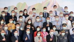 汉翔F-16维修中心启动后,台湾总统蔡英文和该中心之部分民间供应厂商合影。(黄丽玲摄)