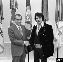 猫王与尼克松总统握手