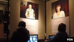 听遇难者亲属讲述历史。(美国之音白桦拍摄)