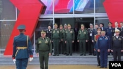 两个星期前在莫斯科郊外一个武器展开幕式上,国防部长绍伊古(前排中)和其他俄军高级军官。