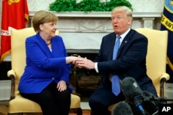 美国总统川普在白宫椭圆形办公室与德国总理默克尔会面。(2018年4月27日)