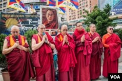 抗议活动中藏传佛教的喇嘛诵经祈福。(美国之音记者方正拍摄)