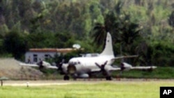 资料照片:被撞坏的美国EP-3E侦察机停在海南岛陵水机场。(2001年6月16日)