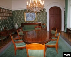 诺委会5名成员及委员会秘书评选和平奖得主的会议室(美国之音王南拍摄)