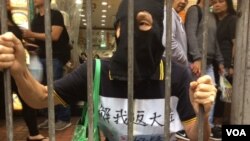 着黑衣戴黑头套的示威者 (美国之音记者申华拍摄)