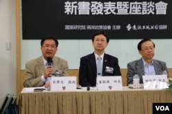 政大特聘教授童振源(中)