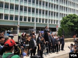 香港法律界数千人2019年8月7日黑衣游行反对律政司政治检控 (美国之音海彦拍摄)