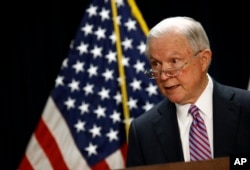 司法部长塞申斯在巴尔的摩的一个新闻发布会上(2017年12月12日)