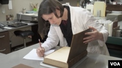 保存实验室人员修复古书 (刘恩民拍摄)