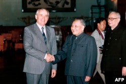 1989年5月16日,邓小平会见到访的苏联领导人戈尔巴乔夫,旁边是李先念