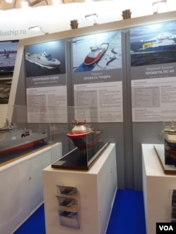 俄罗斯邀请中国投资北极的同时,也在加紧控制北极。2015年的莫斯科武器展上,俄罗斯展出了在北极地区使用的巡逻舰、破冰船和拖船模型。(美国之音白桦)