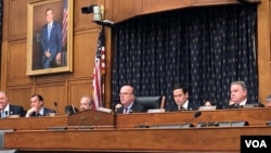 2019年6月4日,麦戈文众议员和鲁比奥参议员、史密斯众议员等两党议员在国会举行天安门事件30周年的听证会。(美国之音李逸华拍摄)