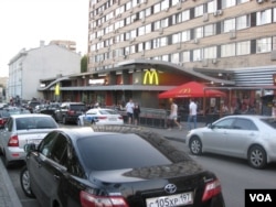 俄美目前分歧太多。位于莫斯科市中心普希金广场,冷战结束前夕1990年1月在苏联开设的第一家麦当劳店。