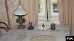 圣彼得堡列宁故居博物馆中列宁使用过的桌子。(美国之音白桦拍摄)