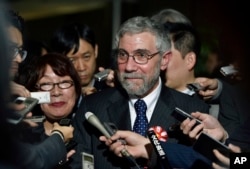2008年诺贝尔经济奖得主保罗·克鲁格曼(Paul Krugman)被记者包围(2016年3月22日)