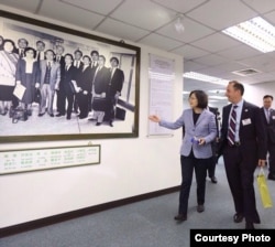 民进党主席蔡英文向共和党主席蒲博思介绍民进党创党元老(2015年,蔡英文脸书照片)