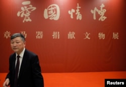 中国历史学家章立凡在北京的国家博物馆参观“爱国情怀——章乃器捐献文物展”。章立凡的父亲章乃器被新京报称作著名爱国民主人士、民族资本家、经济学家和文物收藏大家,1952年起任粮食部部长。