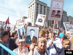 2015年5月9日,莫斯科市中心,佩戴“圣乔治丝带”的“不朽军团”游行。