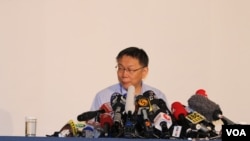 台北市长柯文哲在双城论坛开幕式后出席记者会。(美国之音林枫拍摄)
